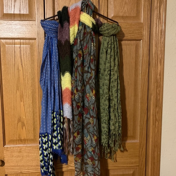 Bundle of four scarves - Picture 10 of 10